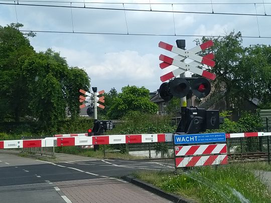 WACHT-voor-de-trein-1725359615.jpg